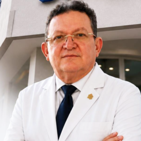 Dr. Carlos Flores Guifarro